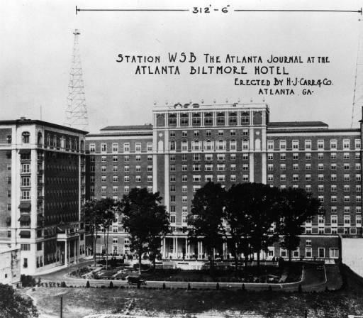 Timmy20Lee's tweet photo. Does the place in the picture taken in the 1930s look familiar to anyone? #30sclass http://t.co/98x0UYudhO