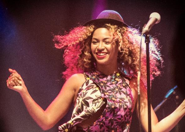 Slate's tweet image. Firstborn girls are statistically more likely to run the world: slate.me/1fqOsk0