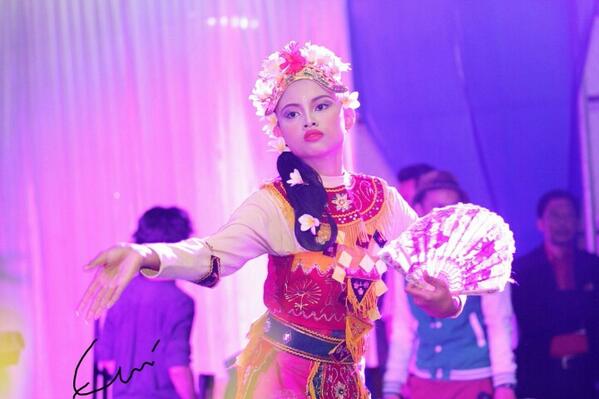 ilukesa's tweet photo. Tari pendet. Ada yang sekelas sama penarinya? http://t.co/1pglg8VKdG