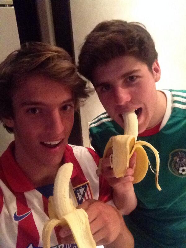 RoToBru17's tweet photo. With my mate @xavier_dome #SayNoToRacism #WeAreAllMonkeys http://t.co/w5IFJgDgmL