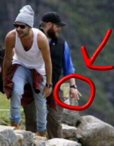 karnada01's tweet image. #OneDirectionEnPeru. Alguien sab e que significa en Peru este simbolo que hace con la mano?