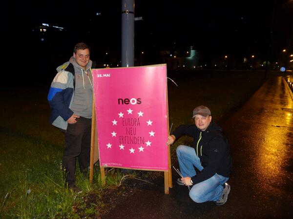 horstwschneider's tweet image. Tiroler Landeskoordinator @floriankahn und der Dornbirner Regionalkoordinator beim Dreieckständer aufbauen. #neos