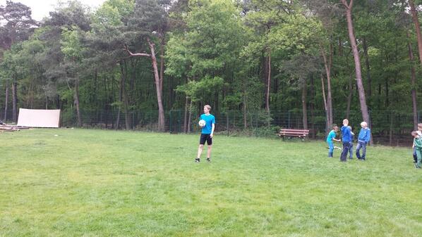 Bezoek uit het spel Fifa14. Messi gaat sporten met de kinderen. #welpenkamp2014