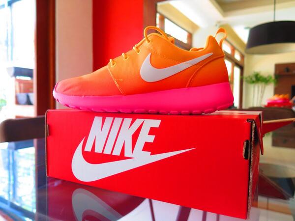 pimpkicks's tweet photo. ROSHERUN #atomicmango 👉 http://t.co/tOBoXdMEf0 😘 http://t.co/eabt2NlBuy