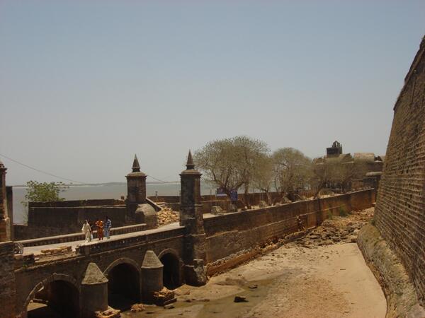 SambitPhD's tweet image. in diu fort but still not far from varanasi #modikiadalat