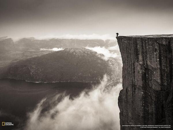 Vanoosk's tweet photo. من على ارتفاع ��٨٠٠ قدم هكذا يبدو الأفق في مرتفعات بريكيستولن بالنرويج !!

Photo by Nicholas Roemmelt http://t.co/v8DHpU774L