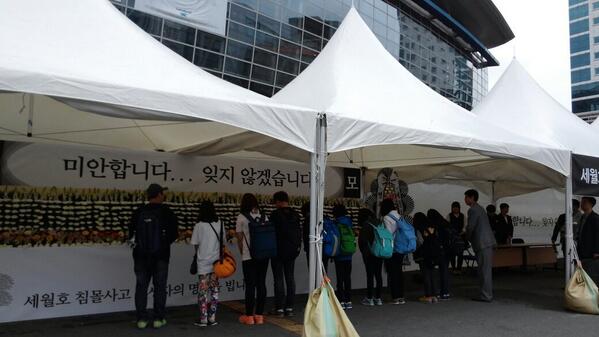 JINSUK_85's tweet photo. 부산역 분향소.어린아이들이 묵념을 하고,뒷쪽에서 좀 큰 아이 둘이 이야길 나눈다."미안하먼 건지주야 될꺼 아니가.다 직이놓고 미안하먼 다가.내는 씨발 영어공부 존나 해서 이민가끼다.이 나라에 히망이 없다.씨발" http://t.co/hFqzILDevk