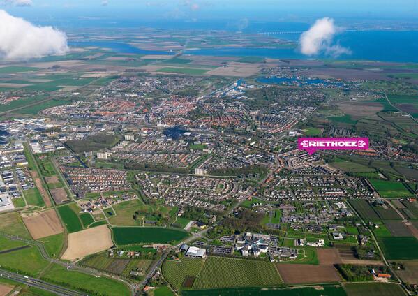 Prachtige luchtfoto van #Goes met op de achtergrond de Zeelandbrug.