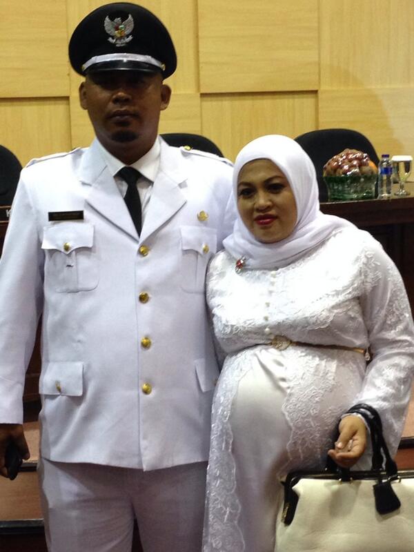 edieskobar's tweet photo. Bersama Istri Tercinta, dan Bayi yg masih dalam Kandungan di usia 9bln ini. الْحَمْدُ لِلَّهِ رَبِّ الْعَالَمِينَ http://t.co/LMgN7r1Z1t