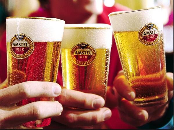 Zaterdag tappen we natuurlijk alleen het beste bier! Vers van de tap #amstel