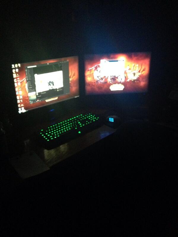 WaffieTv's tweet image. Really loving this new set up I have :), it's so cool @Razer #BlackWidow #doublemonitor #warcraft @Warcraft