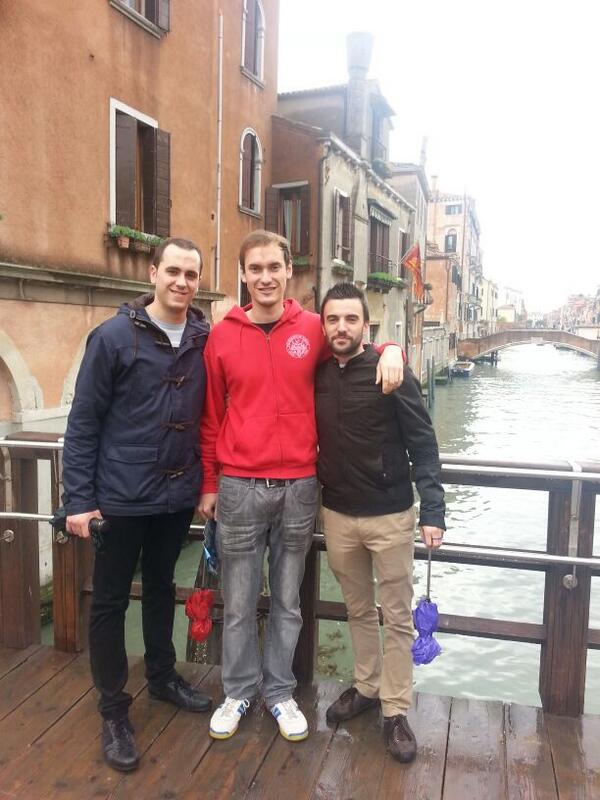 javiladron's tweet photo. En Venecia con #LosIlegales #ViajeItalia http://t.co/2CPmKh9z6h
