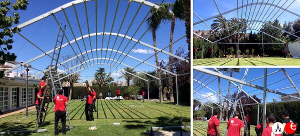 Equipo de #Eventual en el montaje de la carpa del Restaurante Maestral.