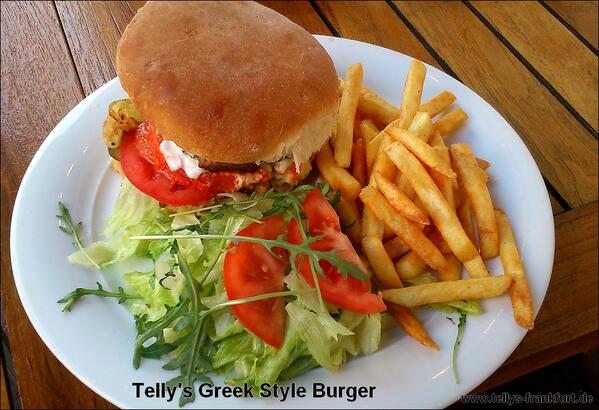 Telly's Greek Style #Burger, hausgemachter #Hamburger mit #Bifteki, #Feta mit #Salat &amp; #Pommes - US-Greek Cuisine