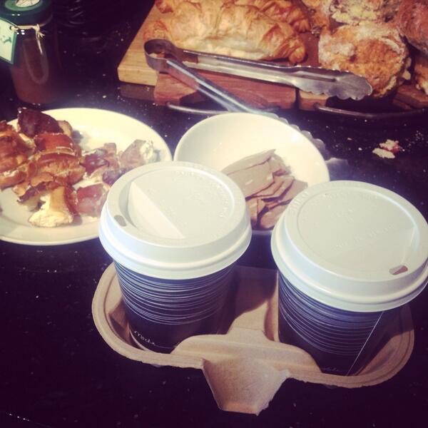 Ohhh coffee time <a href="/delionthegreen/">deli on the green</a> @linengreen @xChupi <a href="/EliseLayzell/">Elise@Angels MedSpa</a>
