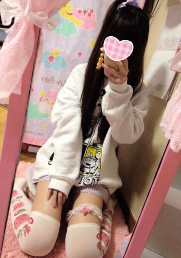 sugary_moon's tweet photo. 今日！
ニーソもガーターリングもいちごちゃん♡ http://t.co/jFaQm4bfyu