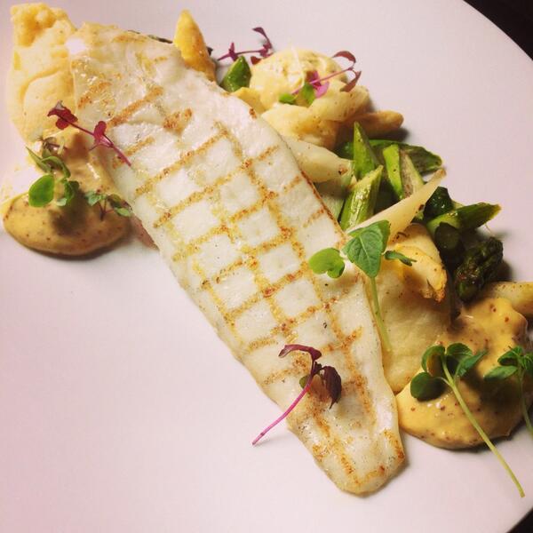 Dinsdag. De perfecte dag voor een stukje gegrilde grietfilet met lentegroentjes :) #luxantwerp #lunchtime
