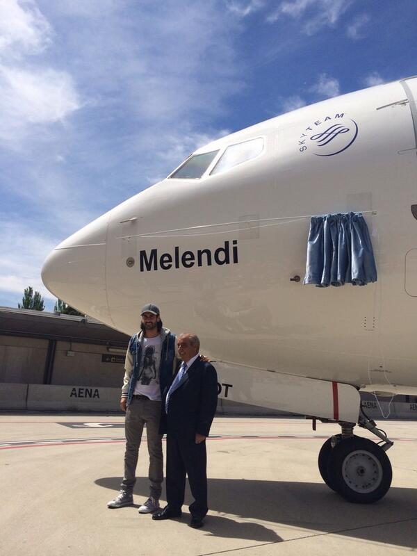 AirEuropa's tweet photo. Juan José Hidalgo, presidente de Globalia, con @MelendiOficial en el bautizo del 737-800. #MusicOnAir http://t.co/T3IEMkgZkR
