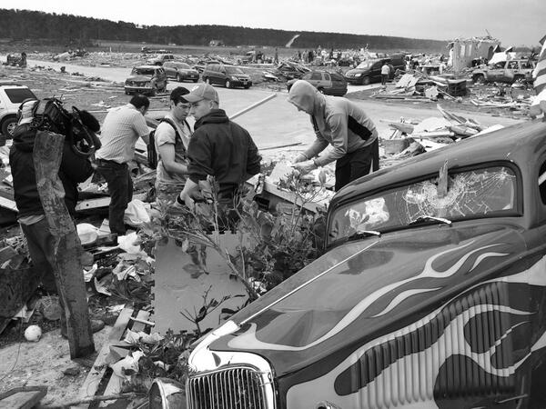 ColleenWeather's tweet photo. My heart hurts today. I can't describe to you how hard this is to see and watch. #vilonia #prayforAR http://t.co/rW4po7cXfD