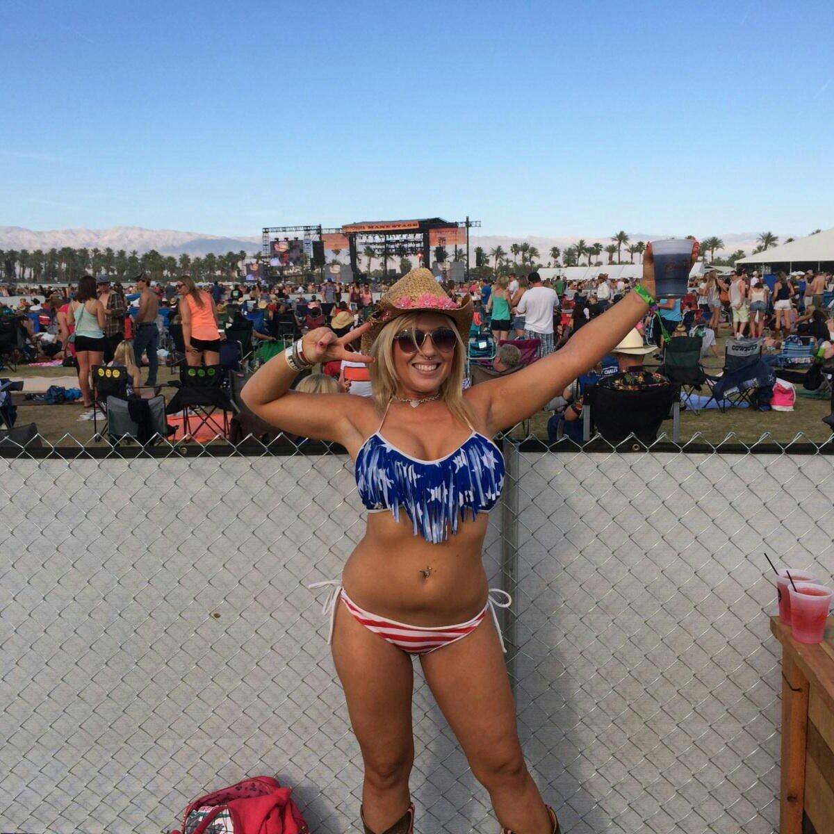 You boys ever met a real country girl? #Stagecoach #Ragecoach #Stagecoach2014 http://t.co/O53sD93eEi