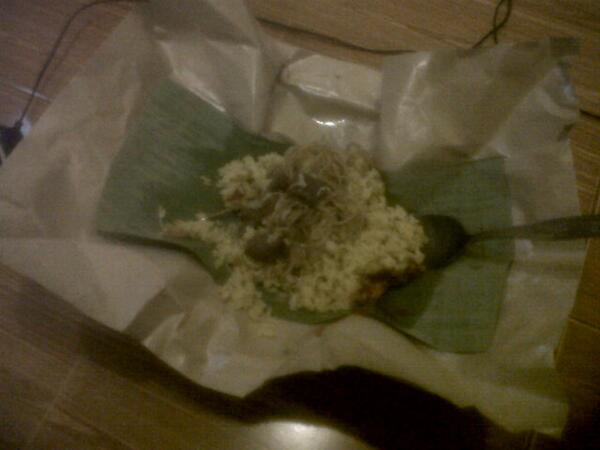 Nasi kuning nya om <a href="/okefix/">Gejayen_</a> narasa lee, marisa na nalala ntoto :D nagasi muni diorang ba antar, co kamu tes