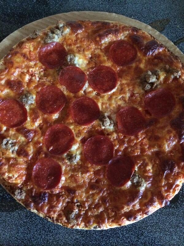 DTParker24's tweet photo. I think I am the world greatest frozen pizza cooker. Cook to a golden brown every time! #mastercooker http://t.co/PKNCGhTm3L