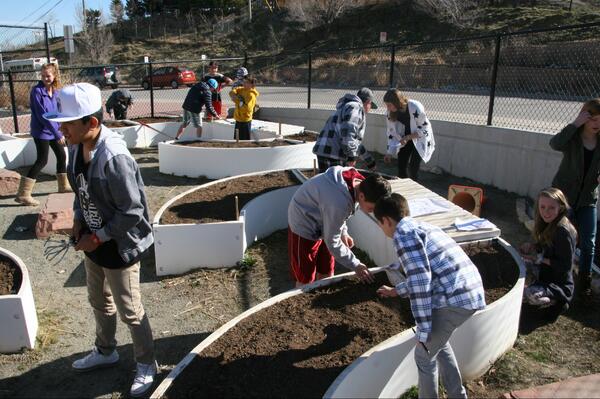 CYECenter's tweet photo. Photos from Casey Middle School Garden Day. @jenlewin @CYECenter @CUBoulderENVD See more at https://t.co/vrTVRSvLU1 http://t.co/AggF7tjxjW