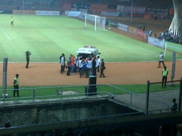 GOAL_ID's tweet photo. #PrayForIsmed RT @Raisadnan
Ismed langsung dibawa ambulans ke Rumah Sakit Cc: GOAL_ID http://t.co/VKXgEar0Pa