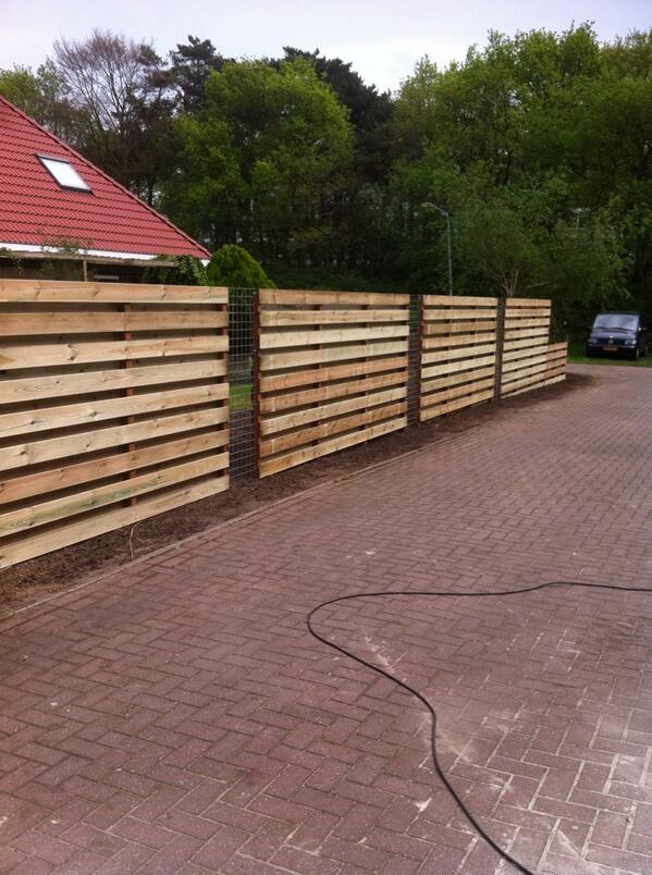 MarkusRozenveld's tweet image. 20 meter schutting geplaatst bij rietdekkersbedrijf Bakker . Netjes geworden