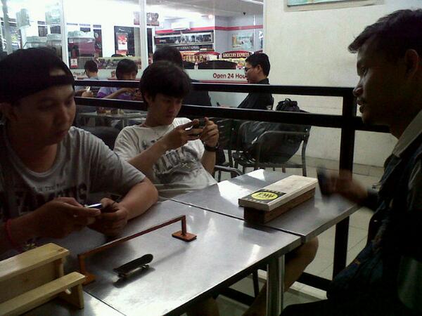 FMDfingerboard's tweet photo. Yuhuuuu "@Andootsfsk8: Asooi RT @FMDfingerboard: Meet up kecil-kecilan with @sk8clk @DennisDamn :) http://t.co/4j3Hcqzr7v"