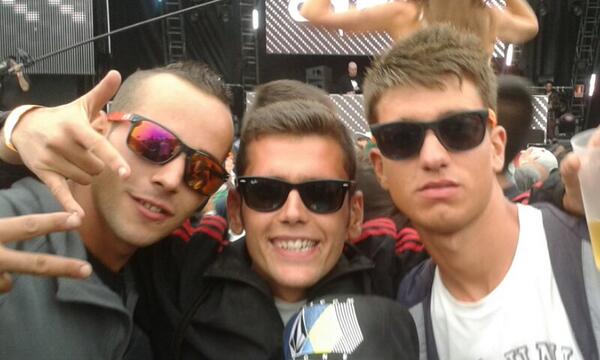 Cata7LTTS's tweet photo. Día inolvidable junto a estos 2 personajes. Aquasella 2013
@FabiGH7 @danigg16 
Me lo pase DPM junto amis dos Bolos! http://t.co/fi269wTzcr