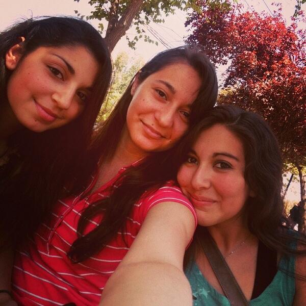 Elisa_1D_love's tweet photo. #entradasvip1dencocacolafm #selfie @CocaCola_CL CON MIS AMIGAS A VER SI GANO LA ENTRADAAA :D http://t.co/a55uf0MWU3