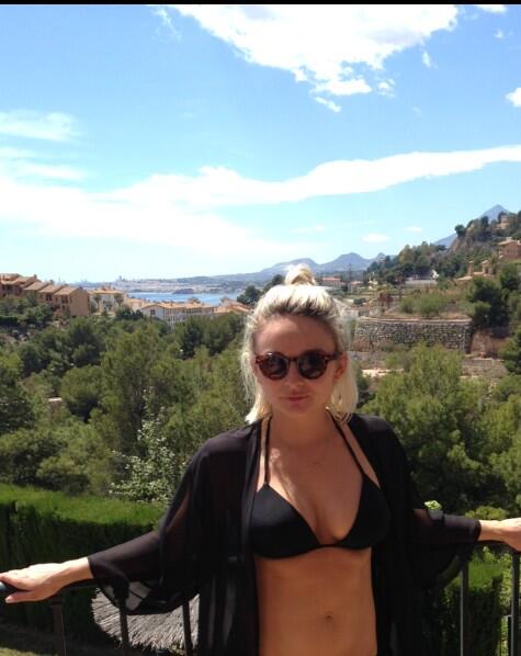 Chloe_Savage's tweet photo. Back to normality, reading scripts after a weekend escape in the sunshine http://t.co/favPqPrSEh