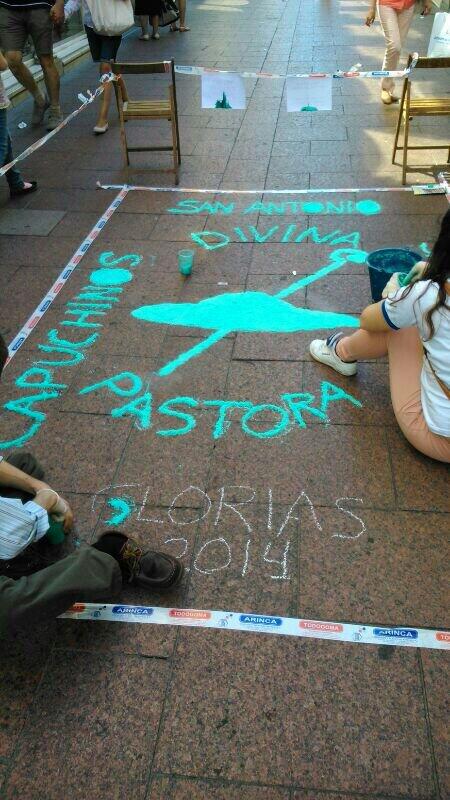 Construyendo la alfombra de sal para la Pastora
