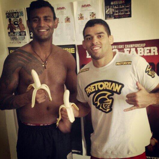 RenanBaraoUFC's tweet photo. Na #novauniao, tbm #somostodosmacacos e estamos na luta contra o racismo @ufc_brasil @ismaelmarmota @danialvesd2 http://t.co/Kr5lfo775q