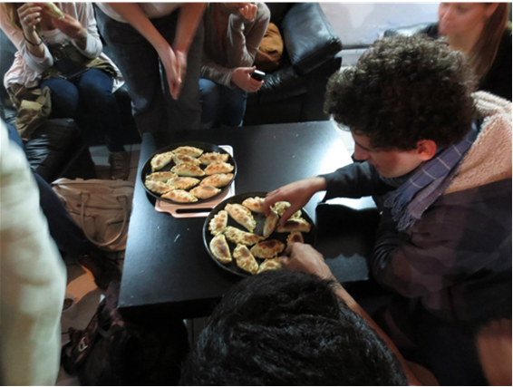 ecela's tweet photo. Together we learnt how to cook a typlical argentinian food and we shared a lunch with the Conversation Club. http://t.co/4x0bfYpDSn