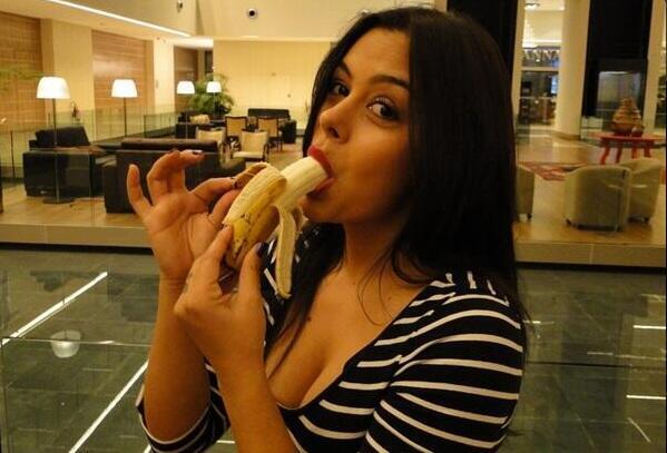 BmZYTz6CAAA jCY Paraguayan WAG Larissa Riquelme takes a controversial banana picture in the fight against racism