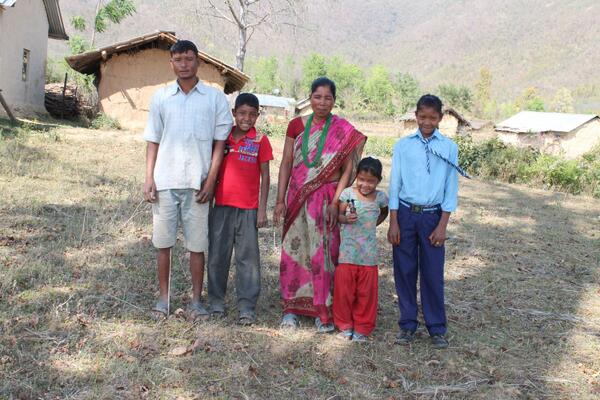 KidsRights's tweet image. Als de ouders van Anshu een vast inkomen hebben kunnen de kinderen naar school blijven gaan. #prodg