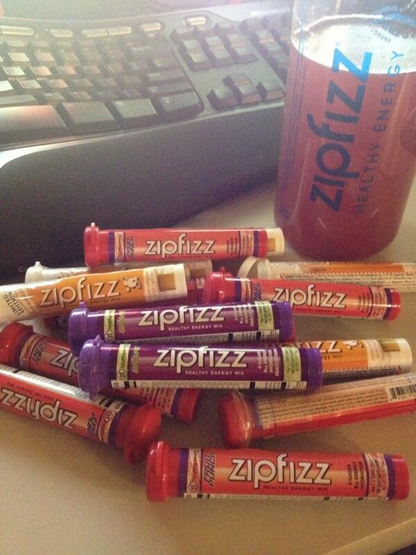 runkimrun's tweet image. @zipfizz Desk accumulation o' Fizz #recycleprogram
