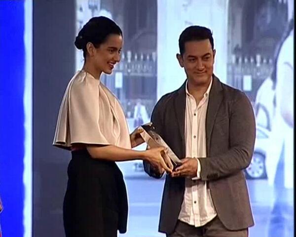 TeamAamir's tweet photo. Kangana Ranaut is Actor of the
Year at #NDTVIndian, she gets her award from @aamir_khan
http://t.co/wZ5fTdFXEF @ndtv