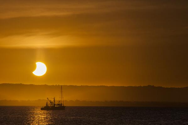 webcamsdemexico's tweet photo. RT @ObservingSpace: Partial solar eclipse photographed by Dan in Queensland, Australia http://t.co/1VHTVuWT1K - http://t.co/lsfC2eSfWO