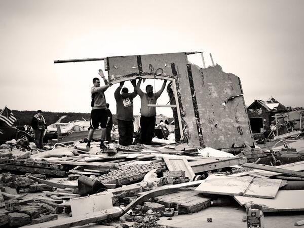 ColleenWeather's tweet photo. As these men lifted up a wall from the house, the family cat ran out. #vilonia #prayforAR http://t.co/bxmxrXzMk1