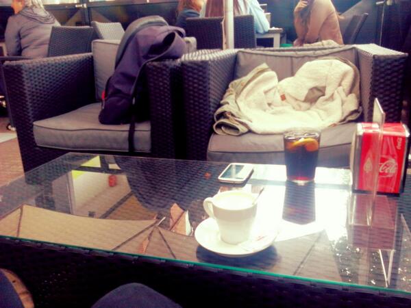 joosunee's tweet photo. Sofás y demás en el London café, como reinas oye! @SaraRedin ;) http://t.co/WUIBqRHRDq