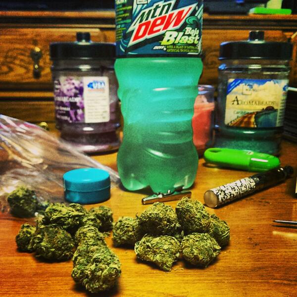 NicoTooHigh's tweet photo. Who wanna hang out? I got Baja blasts http://t.co/ETgqHLP2tT