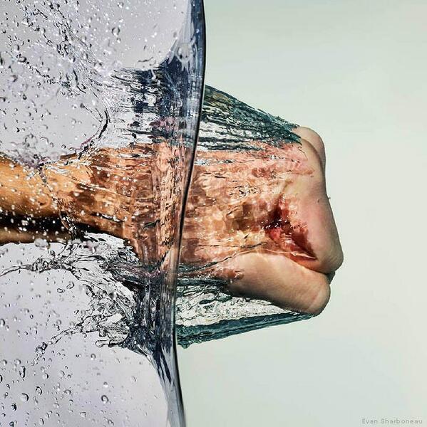 iIusionOptica's tweet photo. Un puño atravesando el agua. Foto en el momento justo. http://t.co/gy0B5iZb4t