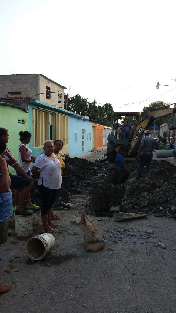 d2cca7ac75ec434's tweet photo. Cerca de terminar los trabajos de sustitucion de tuberia aguas servidas en la calle romulo gallegos de los proceres http://t.co/C2Swt22uqm