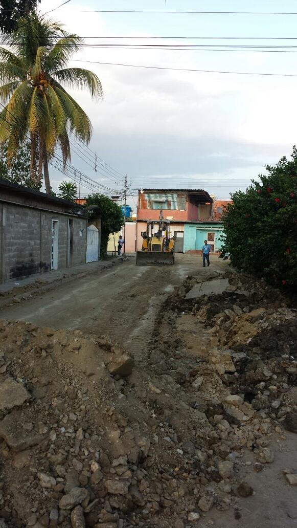 d2cca7ac75ec434's tweet photo. Ya se ha sustituido 30 mts de tuberia en el sector los proceres calle romulo gallegos http://t.co/UNvy7BB8pC