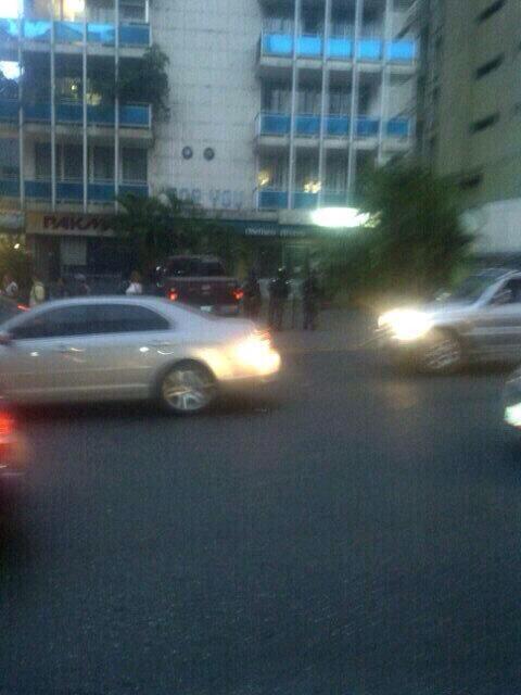 VivaLaUCV's tweet image. Allanamiento en el edificio For You ubicado en la Av San Juan Bosco en Altamira por parte del sebin 6:00pm #6MY