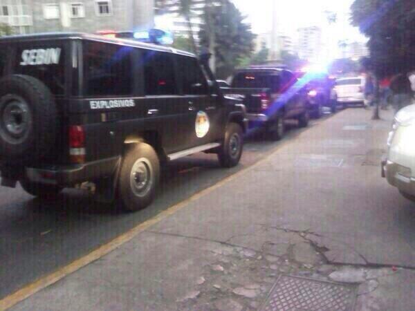 VivaLaUCV's tweet image. Allanamiento en el edificio For You ubicado en la Av San Juan Bosco en Altamira por parte del sebin 6:00pm #6MY