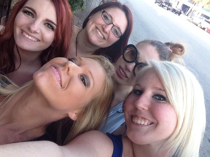 Totally eating fake Mexican to Together too, lmfao @RachelSingerMFC @Lilymadisonxox @Pic___Nic @alliegirlygirl<a href="/tag/camgirl"class="tags"><span>#camgirl</span></a><a href="/tag/manyvids"class="tags"><span>#manyvids</span></a>